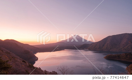 夜明けの富士山と本栖湖（中ノ倉峠展望地より） 77414647