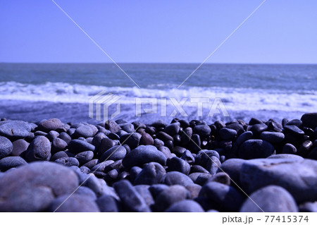海と護岸の玉砂利、少し遠め 77415374