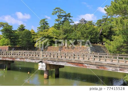 【島根県】快晴の宇賀橋と松江城天守閣 【島根県】快晴の宇賀橋と松江城天守閣 77415528