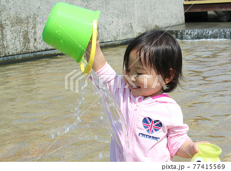 バケツで水遊びをする子ども バケツで水遊びをする子ども 77415569