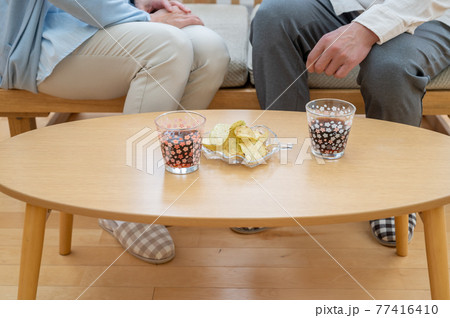 円満シニア夫婦で団らん中 円満シニア夫婦で団らん中 77416410