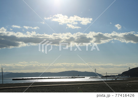 秋の夕暮れの日本の海岸 神戸・須磨海岸 秋の夕暮れの日本の海岸 神戸・須磨海岸 77416426