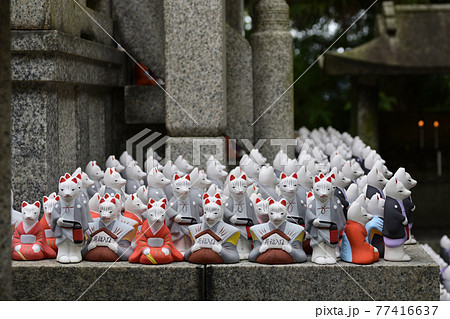 京都伏見稲荷山 荒木神社 口入稲荷大神の使者 口入人形の写真素材 