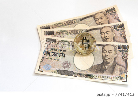 仮想通貨（ビットコイン）で稼ぐイメージ。（白背景） 77417412