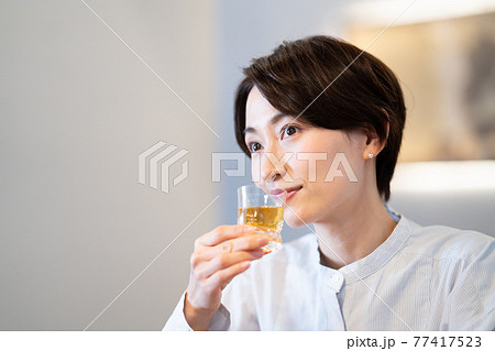 ウイスキーをストレートで飲む女性 77417523