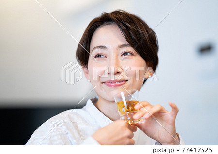 ウイスキーをストレートで飲む女性 77417525