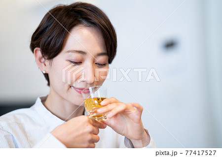 ウイスキーをストレートで飲む女性 77417527