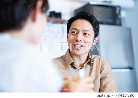 ウイスキーを飲むカップル 乾杯 ウイスキーを飲むカップル 乾杯 77417530