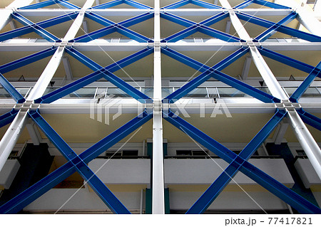 カラフルな鉄骨で耐震補強されたビルの外観ビルの写真素材