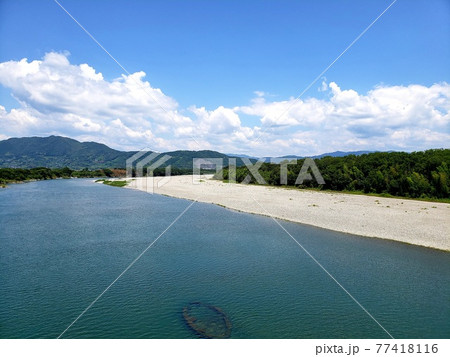 高知県土佐市を流れる夏の仁淀川【6月】 77418116