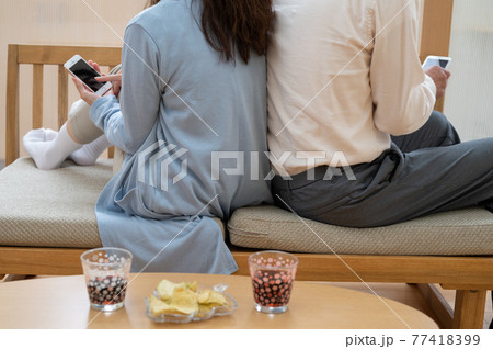 自粛生活長く会話も無くなるシニア夫婦 自粛生活長く会話も無くなるシニア夫婦 77418399