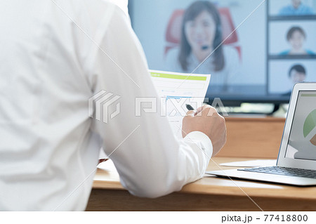 オンラインミーティングをする男性 77418800