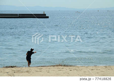 日本の秋の海岸で水切りをする少年(神戸・須磨海岸) 日本の秋の海岸で水切りをする少年(神戸・須磨海岸) 77418826