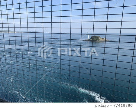 金網越しの鳴門の海 77419290