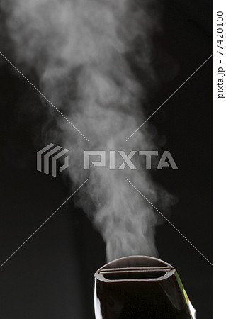 黒い背景に蒸気 77420100