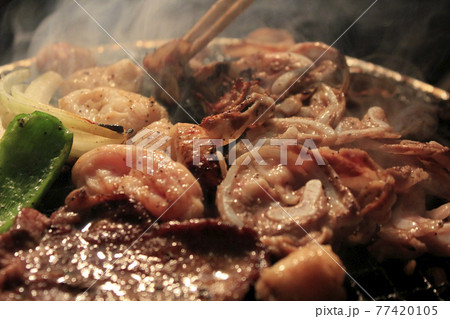肉を七輪で焼くやきにく 77420105