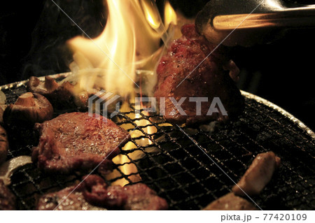 肉を七輪で焼くやきにく 77420109