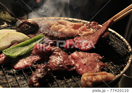 肉を七輪で焼くやきにく 77420110