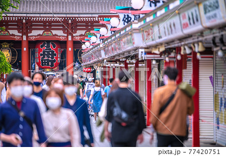 日本の東京都市景観 3度目の宣言下。浅草寺はマスク姿の観光客…もはや人流の抑制からは遠い…＝5月8日 77420751