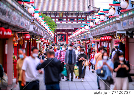 日本の東京都市景観 3度目の宣言下。浅草寺はマスク姿の観光客…もはや人流の抑制からは遠い…=5月8日 日本の東京都市景観 3度目の宣言下。浅草寺はマスク姿の観光客…もはや人流の抑制からは遠い…=5月8日 77420757