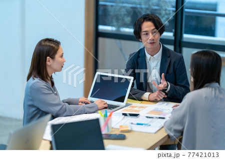 ビジネス 会議 説明 ミーティング 3人 ビジネス 会議 説明 ミーティング 3人 77421013