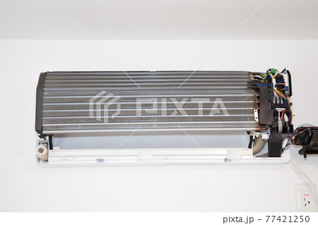 エアコン室内機分解　カバーが外され、アルミフィンがむき出しになった状態 77421250