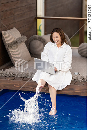 ワーケーション　プールサイド　仕事 77421296