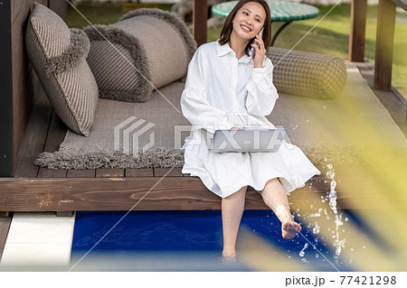 ワーケーション　プールサイド　仕事 77421298