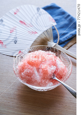 イチゴ味のかき氷 イチゴ味のかき氷 77421470
