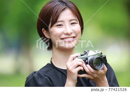 写真を撮る女性 写真を撮る女性 77421526