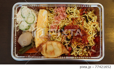 使い捨て容器に詰められた中華風焼きそば弁当 使い捨て容器に詰められた中華風焼きそば弁当 77421652