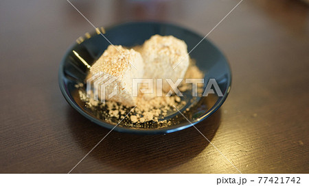 黒い皿に盛り付けられたわらび餅を横から撮影 77421742