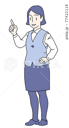 指差しで腰に手を当て話をするベストスカートスーツ制服姿の女性 77422119