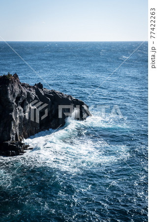 波の打ち付ける崖 77422263
