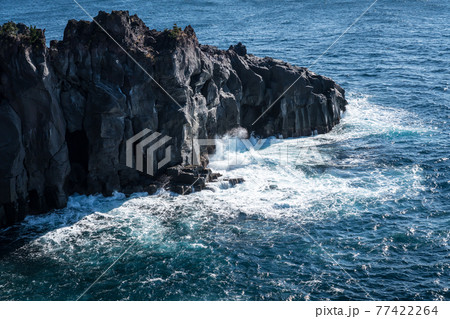 波の打ち付ける崖 波の打ち付ける崖 77422264