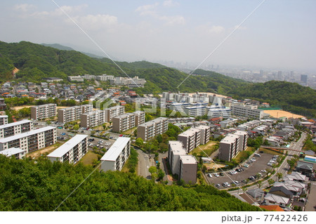 古いタイプの住宅団地 77422426