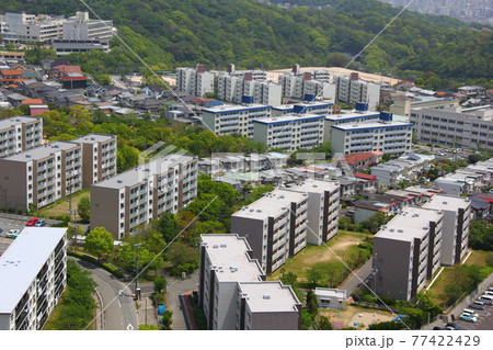 古いタイプの住宅団地 77422429