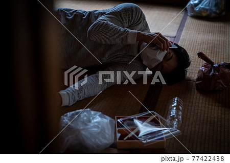 電話する具合が悪い若者 電話する具合が悪い若者 77422438