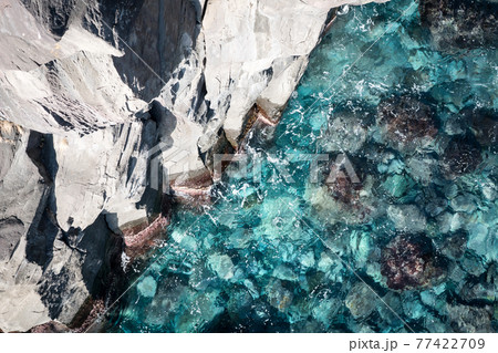崖と透き通る海 崖と透き通る海 77422709