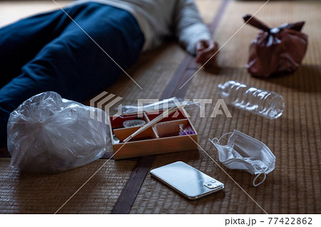 自宅で倒れた男性 自宅で倒れた男性 77422862