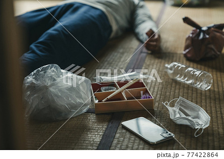 自宅で倒れた男性 77422864