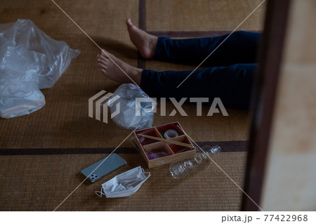 自宅で倒れた男性 自宅で倒れた男性 77422968