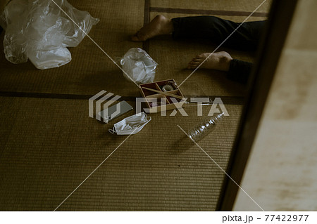 自宅で倒れた男性 自宅で倒れた男性 77422977