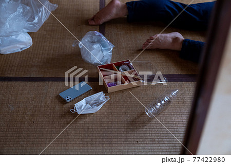 自宅で倒れた男性 自宅で倒れた男性 77422980