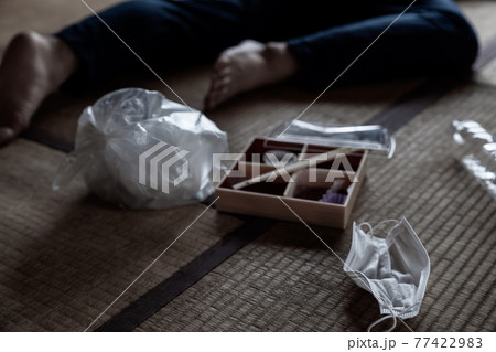 自宅で倒れた男性 77422983