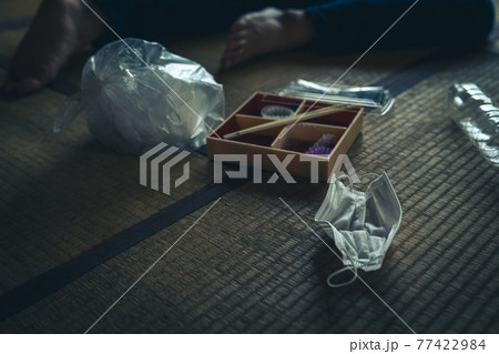 自宅で倒れた男性 自宅で倒れた男性 77422984