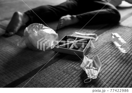 自宅で倒れた男性 自宅で倒れた男性 77422986