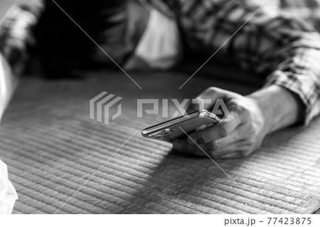 電話が繋がらない具合が悪い男性 電話が繋がらない具合が悪い男性 77423875