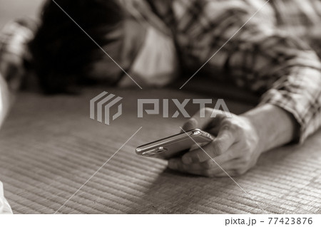 電話が繋がらない具合が悪い男性 77423876