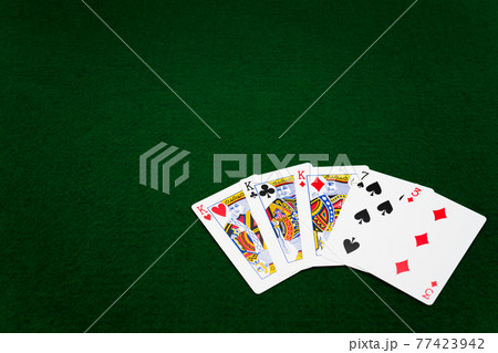 スリーカード　ポーカー 77423942
